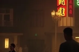 剧集《旧钟楼上》封面：黄昏中的老式钟楼与停摆指针